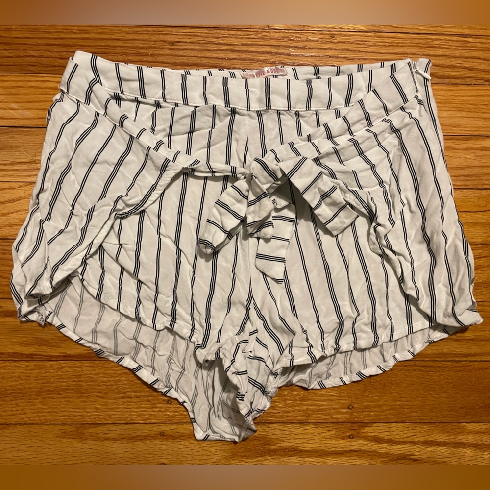 Black & White - XS Tie Front Short